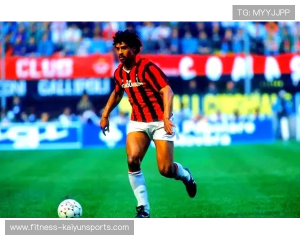 足球明星身型解析:从球场到训练馆 男孩们如何塑造完美体型 足球明星身型解析:从球场到训练馆 男孩们如何塑造完美体型